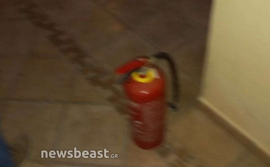 Έκρηξη εμπρηστικού μηχανισμού στην είσοδο πολυκατοικίας όπου διαμένει δημοσιογράφος του ΣΚΑΪ