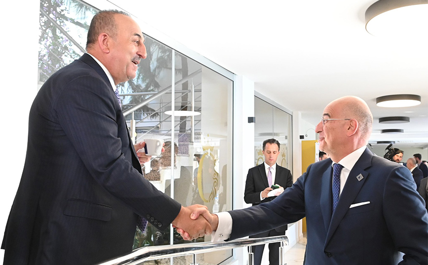 Χειραψία Δένδια – Τσαβούσογλου: «Τι κάνεις Νίκο;» είπε ο Τούρκος ΥΠΕΞ που ήταν ιδιαίτερα φιλικός