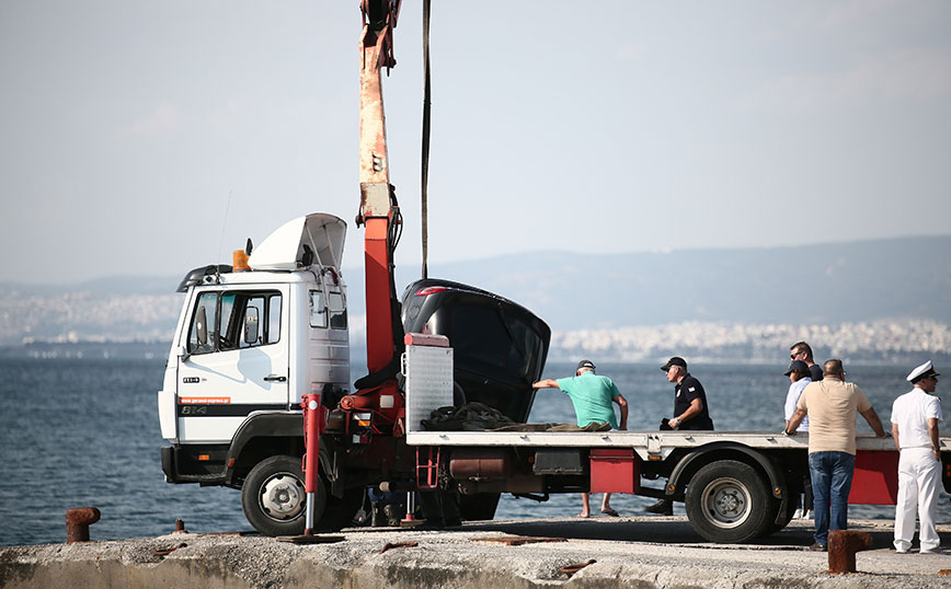 Θεσσαλονίκη: «Μητέρα και γιος έβαλαν χειροπέδες, πάτησαν το γκάζι και έπεσαν στη θάλασσα», λέει αυτόπτης μάρτυρας