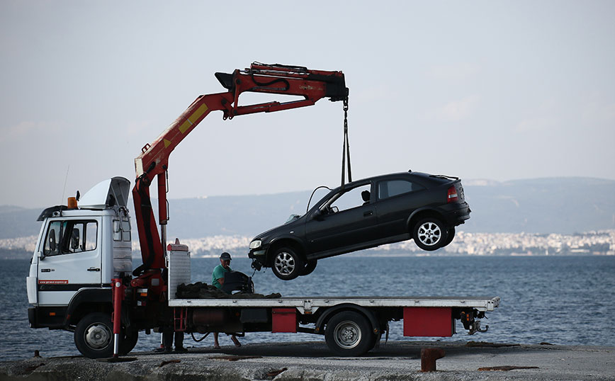 Το χρονικό της τραγωδίας στη Θεσσαλονίκη: Δεμένοι με χειροπέδες στο τιμόνι πάτησαν γκάζι και έπεσαν στη θάλασσα &#8211; «Ήταν μητέρα και γιος»