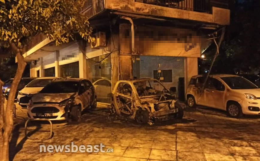 Π. Φάληρο: Εμπρησμός τα ξημερώματα σε έκθεση αυτοκινήτων – Κινδύνευσε και διαμέρισμα από τις φλόγες