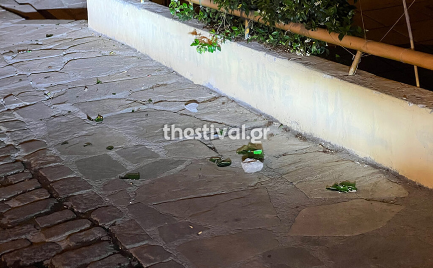 Επιτέθηκαν σε διμοιρία με πυροτεχνήματα και πέτρες στη Θεσσαλονίκη Επιτέθηκαν σε διμοιρία με πυροτεχνήματα και πέτρες στη Θεσσαλονίκη