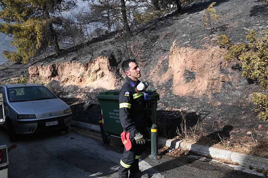 Φωτιά στη Βούλα: Εικόνες απόγνωσης και καταστροφής μέσα στον αστικό ιστό