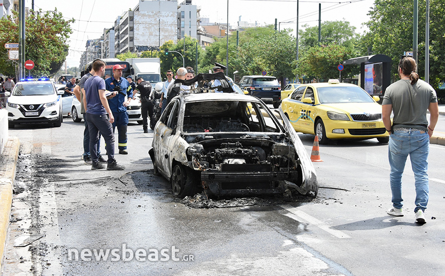 Φωτιά σε όχημα στη Συγγρού: Απομακρύνθηκε το ΙΧ – Δείτε φωτογραφίες