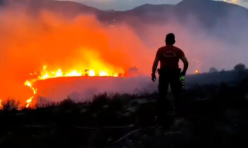 Φωτιά στην Εύβοια: Προβλέπεται δύσκολη νύχτα, στην περιοχή πνέουν ισχυροί άνεμοι