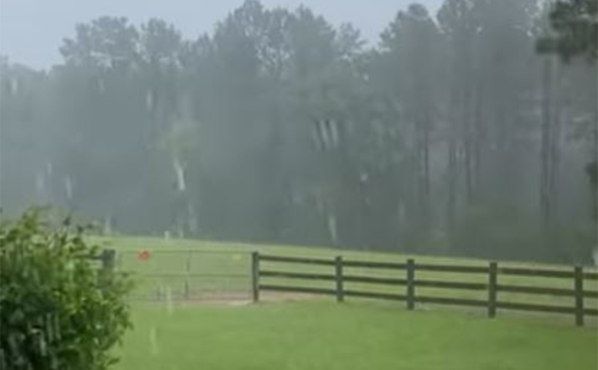 Η στιγμή που κεραυνός χτυπάει ηλεκτρικό φράχτη