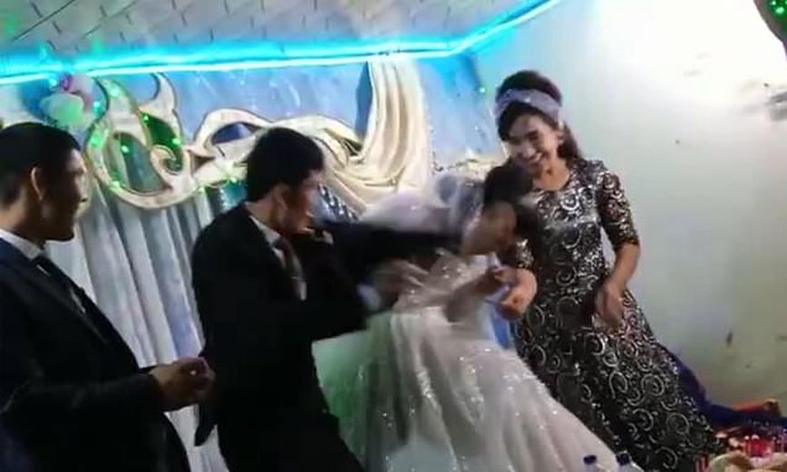 Εξοργιστικό βίντεο σε γάμο: Ο γαμπρός χτυπά τη νύφη επειδή τον κέρδισε σε παιχνίδι