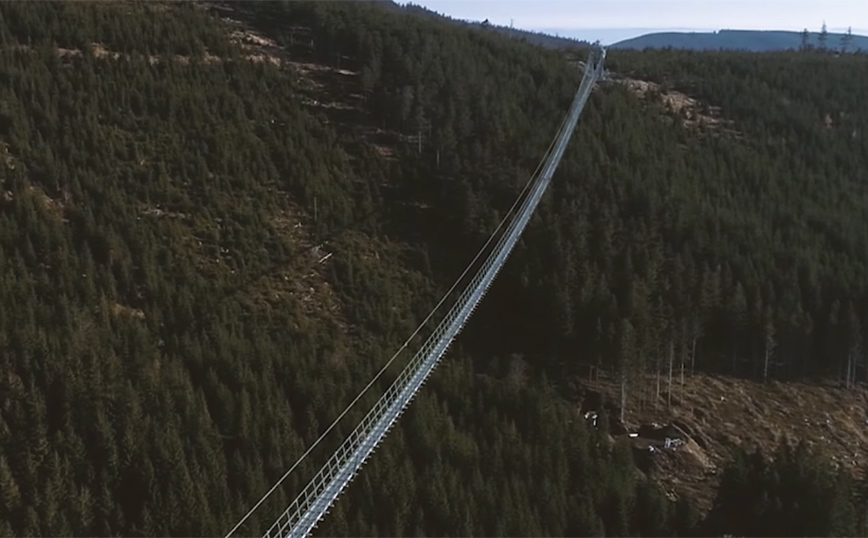 Sky Bridge 721: Η πιο μεγάλη κρεμαστή πεζογέφυρα στον κόσμο – Ενώνει τις κορυφές ενός βουνού