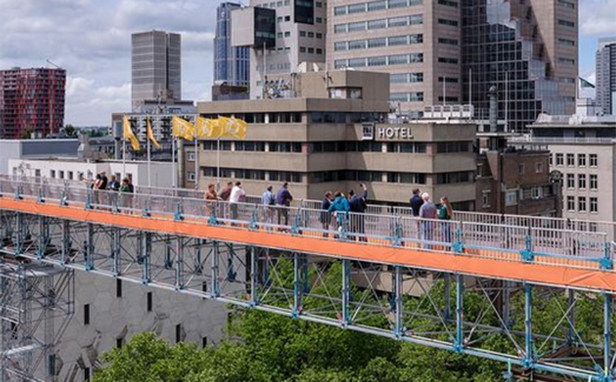 Φεστιβάλ στο Ρότερνταμ - Διάδρομος ενώνει στέγες Φεστιβάλ στο Ρότερνταμ - Διάδρομος ενώνει στέγες