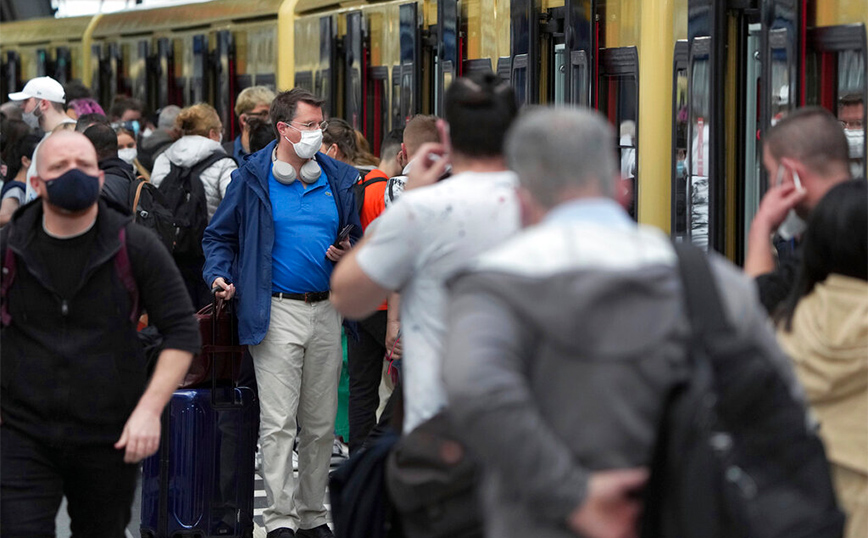 Κόσμος στα ΜΜΜ στη Γερμανία