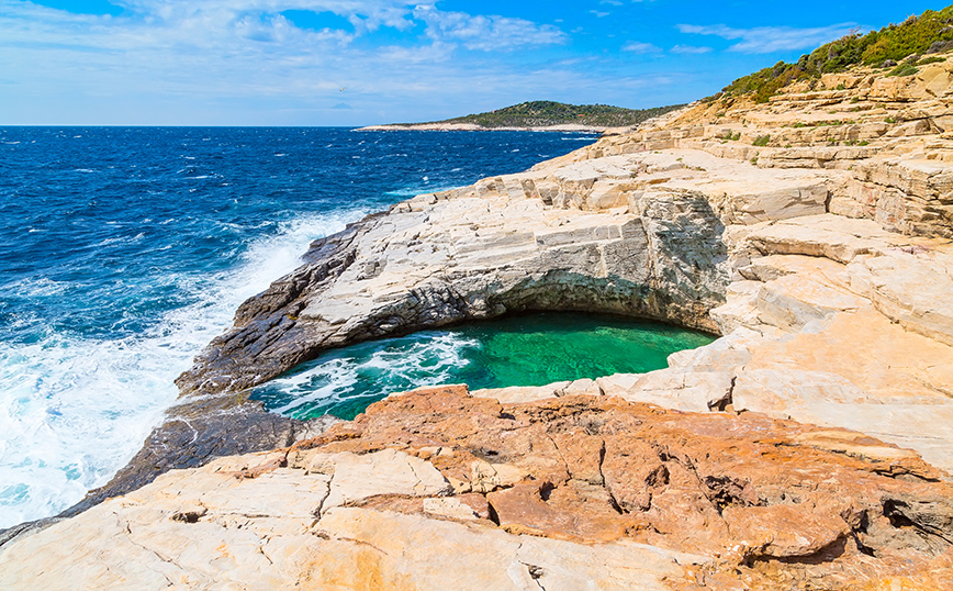 Η θάλασσα εφοδιάζει τη φυσική πισίνα Γκιόλα Η θάλασσα εφοδιάζει τη φυσική πισίνα Γκιόλα