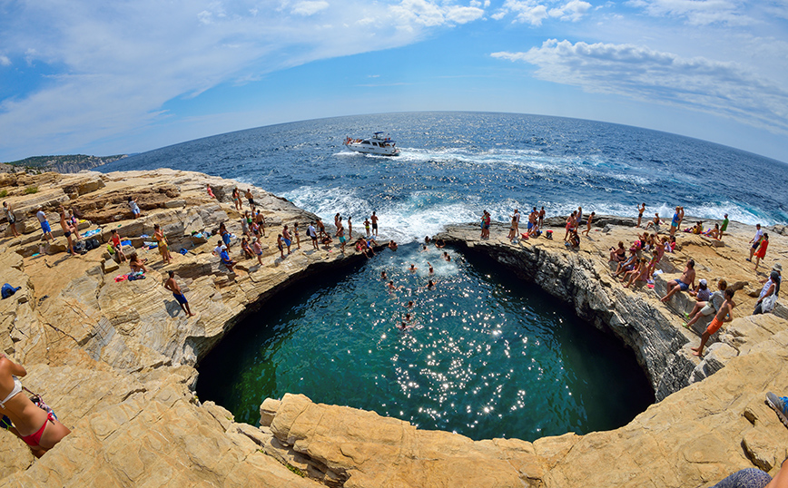 Η φυσική πισίνα Γκιόλα στη Θάσο, από τις πιο εντυπωσιακές παραλίες του νησιού Η φυσική πισίνα Γκιόλα στη Θάσο, από τις πιο εντυπωσιακές παραλίες του νησιού