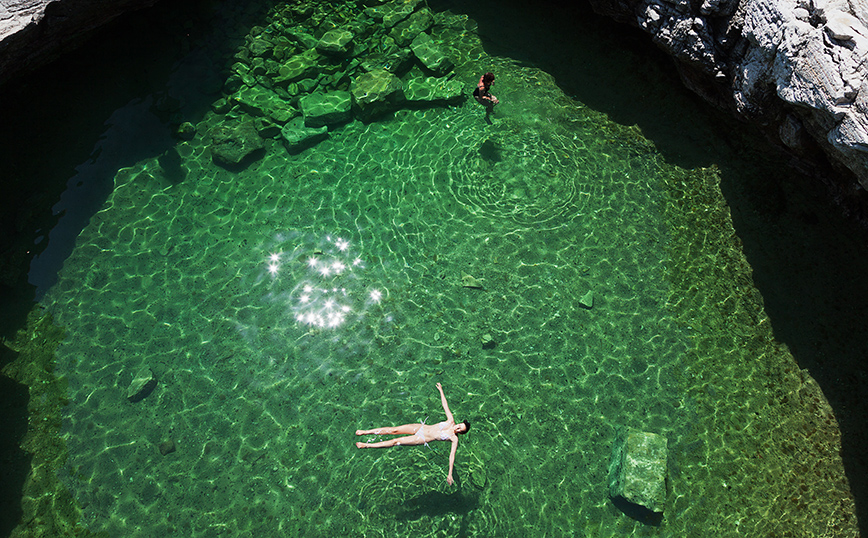 Απολαμβάνοντας τα πράσινα νερά στη Γκιόλα Απολαμβάνοντας τα πράσινα νερά στη Γκιόλα