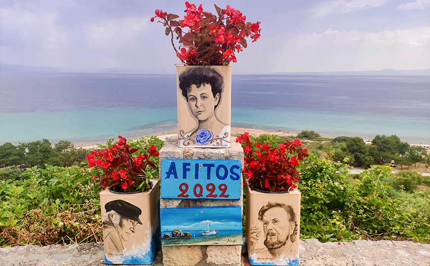 Γλάστρες με πορτραίτα Ελλήνων καλλιτεχνών στην Άφυτο Χαλκιδικής Γλάστρες με πορτραίτα Ελλήνων καλλιτεχνών στην Άφυτο Χαλκιδικής