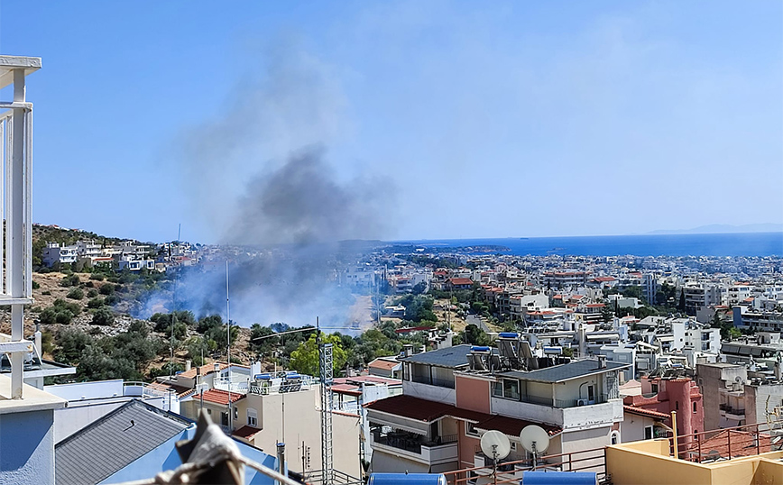 Φωτιά στη Γλυφάδα &#8211; Υπό μερικό έλεγχο η πυρκαγιά που καίει κοντά σε σπίτια