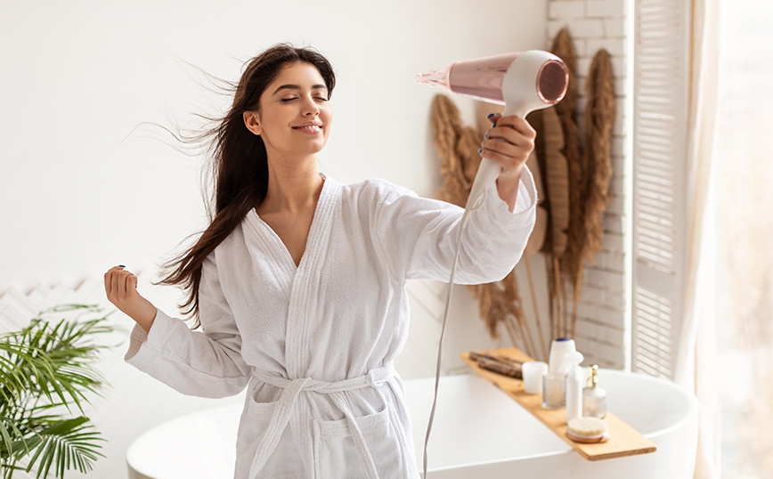 Γυναίκα με πιστολάκι μαλλιών Γυναίκα με πιστολάκι μαλλιών