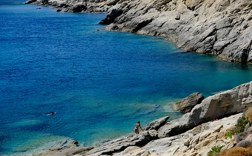Βραχώδες τοπίο στην παραλία Καλό Αμπέλι στη Σέριφο