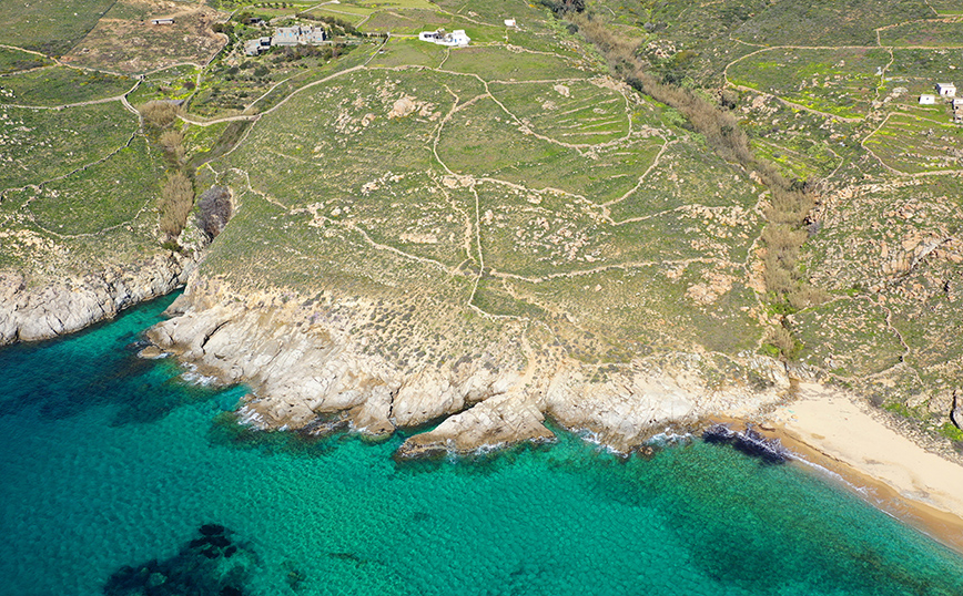 Το εντυπωσιακό βραχώδες τοπίο γύρω από την παραλία Καλό Αμπέλι στη Σέριφο