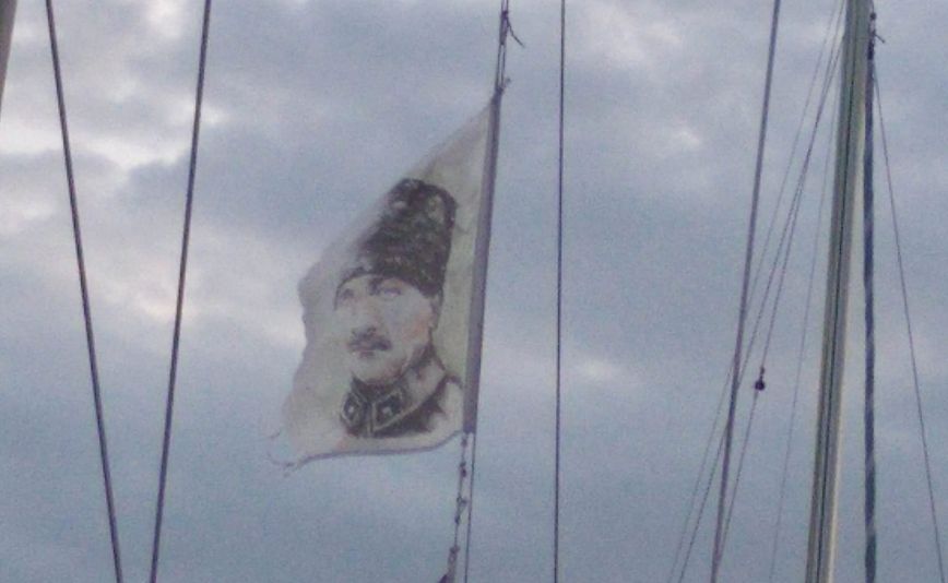 Τουρκική πρόκληση στη Λέσβο: Ιστιοφόρο σκάφος ύψωσε σημαία του Κεμάλ στο λιμάνι της Μυτιλήνης