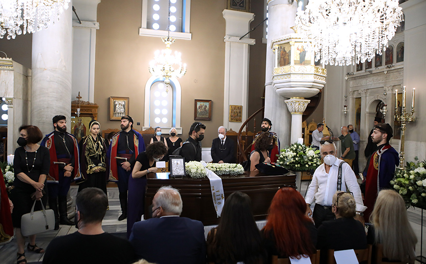 Μαρίνα Λαμπράκη – Πλάκα: Φίλοι, συνεργάτες και παλιοί φοιτητές στον τελευταίο αποχαιρετισμό
