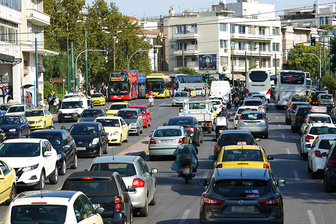 Κίνηση τώρα: Κολλημένοι οι οδηγοί στους μποτιλιαρισμένους δρόμους