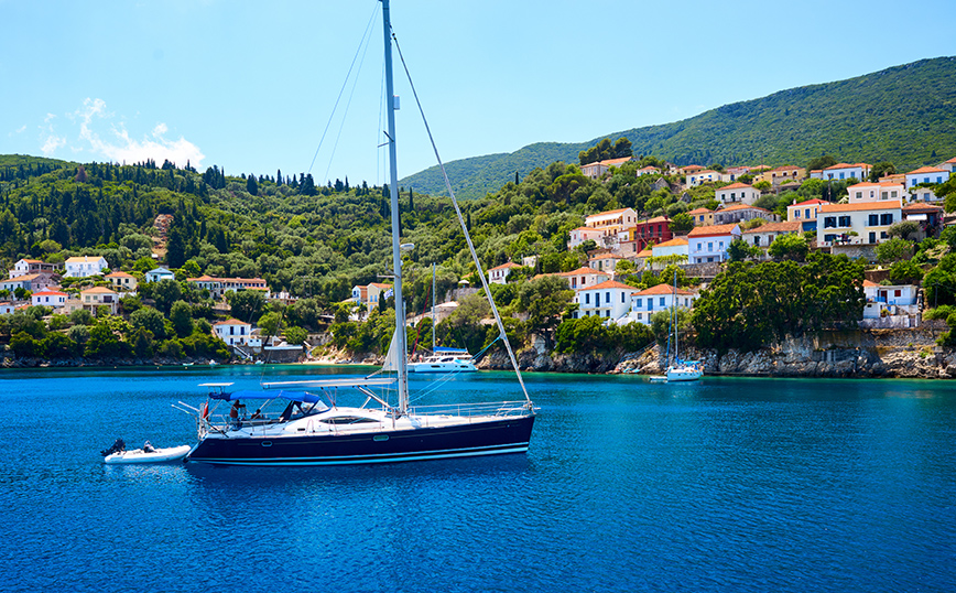 Ιστιοπλοϊκό αραγμένο στο Κιόνι