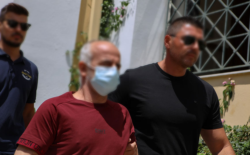 Συζυγοκτόνος στο κουκάκι Συζυγοκτόνος στο κουκάκι