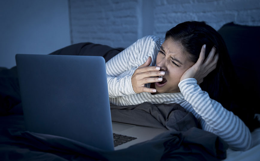 Κοπέλα που νυστάζει μπροστά σε υπολογιστή Κοπέλα που νυστάζει μπροστά σε υπολογιστή