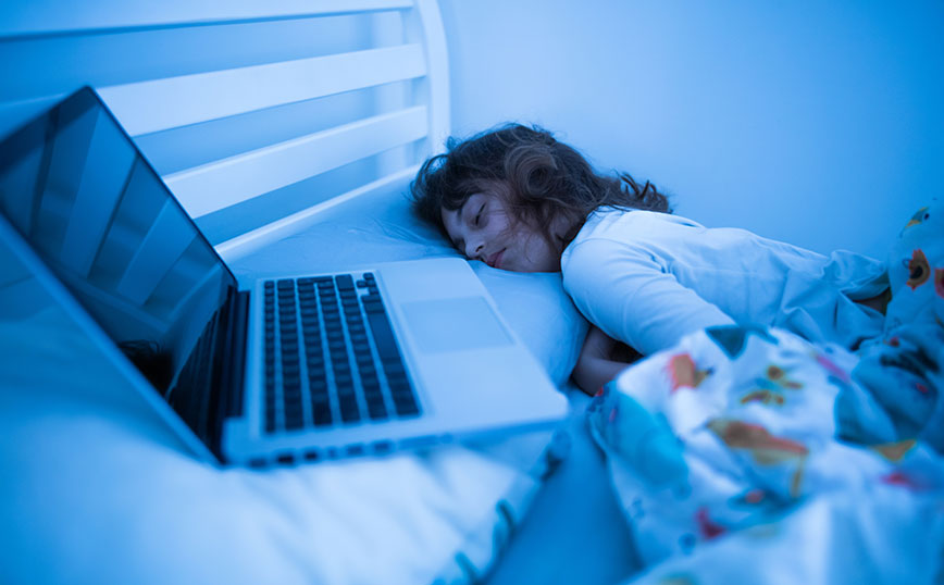 Κορίτσι που κοιμάται δίπλα σε λάπτοπ Κορίτσι που κοιμάται δίπλα σε λάπτοπ