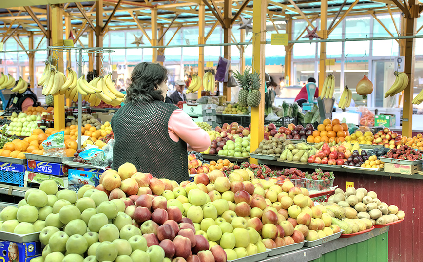 Σε όλες τις κατηγορίες και τα είδη των λαϊκών αγορών οι τιμές είναι χαμηλότερες ή ίδιες με πέρυσι, λένε οι επαγγελματίες πωλητές