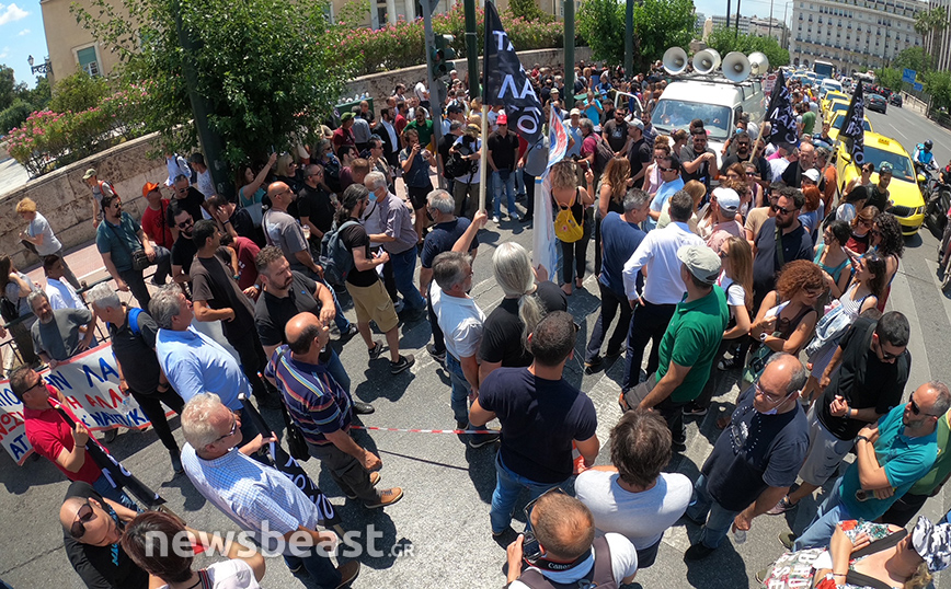 Εργαζόμενοι της ΛΑΡΚΟ στην πλαϊνή είσοδο της Βουλής Εργαζόμενοι της ΛΑΡΚΟ στην πλαϊνή είσοδο της Βουλής