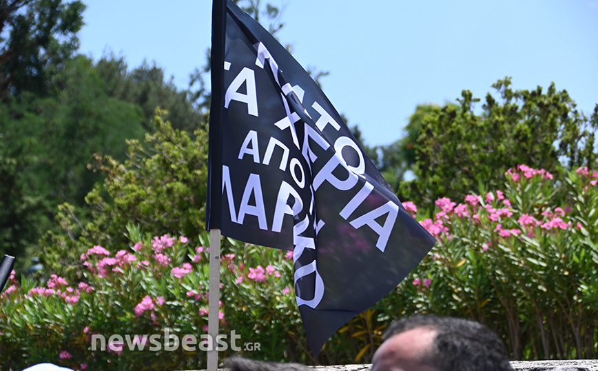 Εργαζόμενοι της ΛΑΡΚΟ στην πλαϊνή είσοδο της Βουλής Εργαζόμενοι της ΛΑΡΚΟ στην πλαϊνή είσοδο της Βουλής