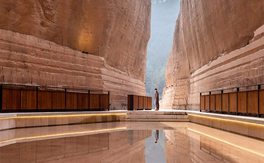 Εγκαταλελειμμένα λατομεία μετατράπηκαν σε χώρους πολιτισμού στην Κίνα Εγκαταλελειμμένα λατομεία μετατράπηκαν σε χώρους πολιτισμού στην Κίνα