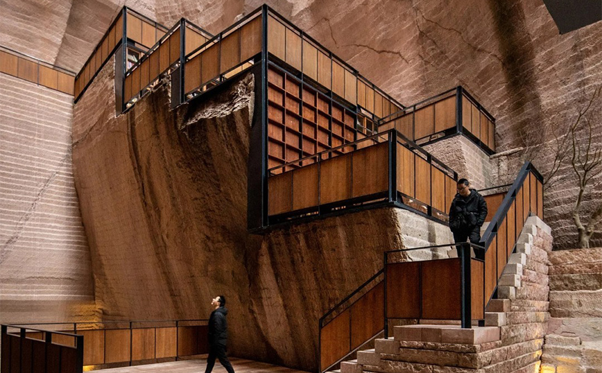 Εγκαταλελειμμένα λατομεία μετατράπηκαν σε χώρους πολιτισμού στην Κίνα Εγκαταλελειμμένα λατομεία μετατράπηκαν σε χώρους πολιτισμού στην Κίνα