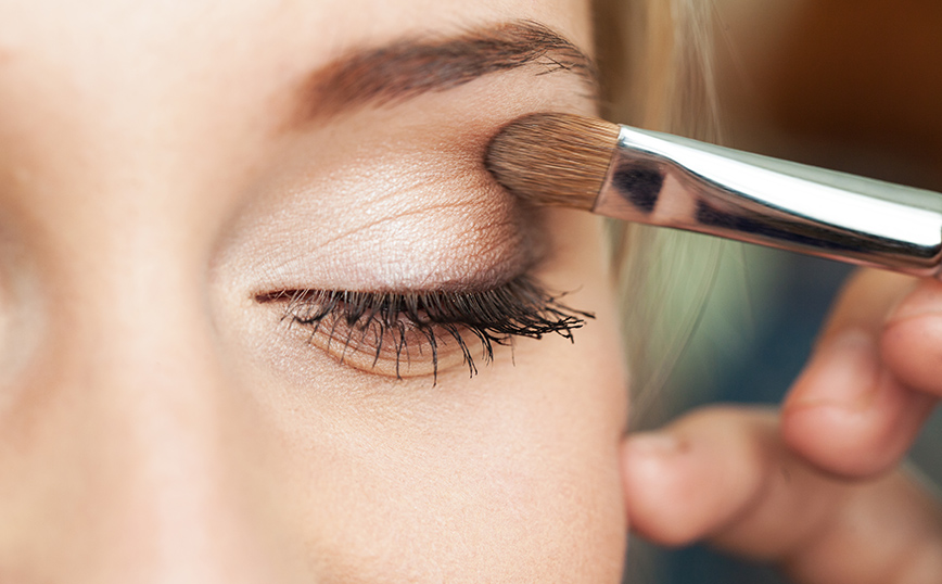 Πώς να βάψετε τα μάτια σας αν έχετε λιπαρά βλέφαρα