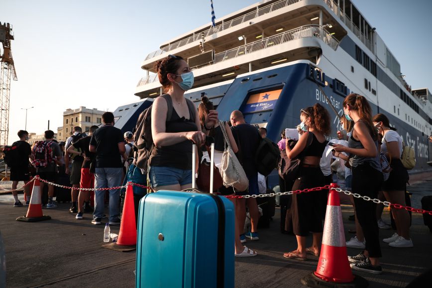 Οι μάσκες έπεσαν αλλά όχι παντού &#8211; Πού μένουν και πώς θα ταξιδεύουμε το καλοκαίρι