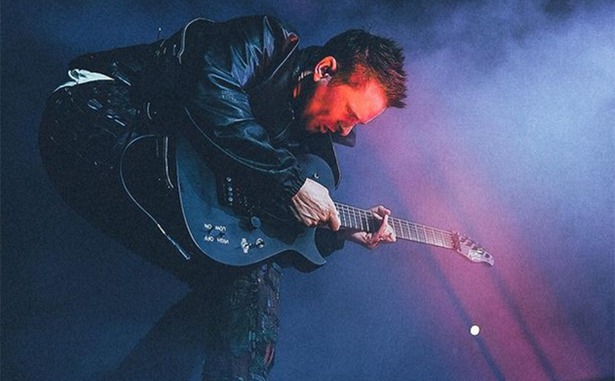 Muse: Ο Matt Bellamy, μετά τη συναυλία στο ΟΑΚΑ πήγε ακάλεστος σε γάμο – Δείτε το βίντεο που ανέβασε