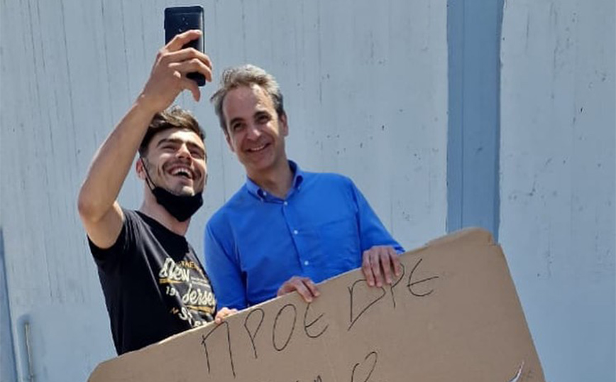 Κυριάκος Μητσοτάκης: Η φωτογραφία με νεαρό που κρατούσε πλακάτ «Πρόεδρε θέλω selfie»