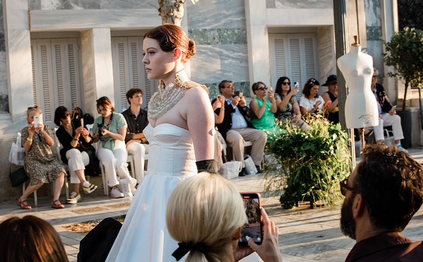 Μαγεία και Λάμψη στο fashion show του Vassili Zoulia στην εμβληματική Διονυσίου Αρεοπαγίτου
