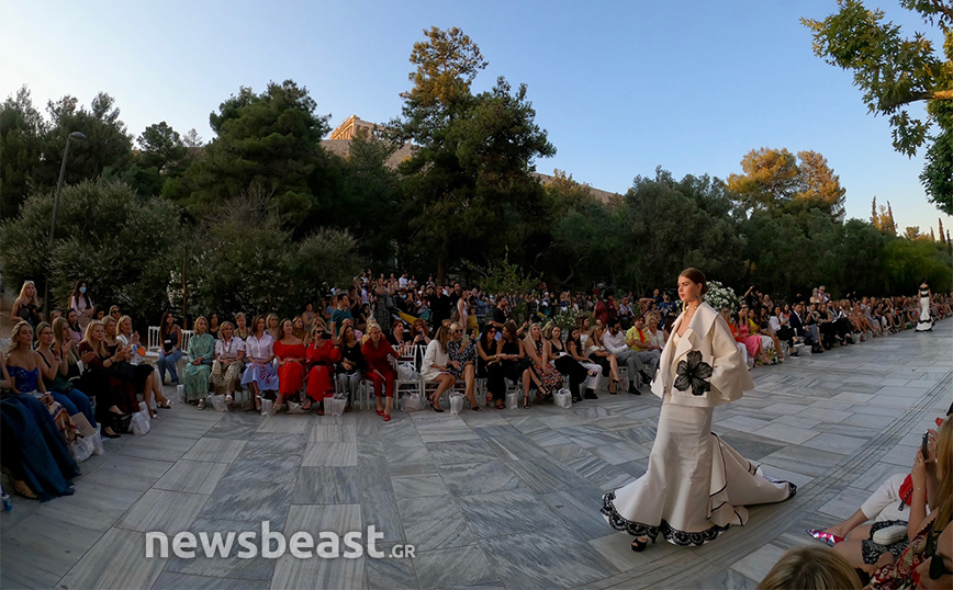 Βασίλης Ζούλιας: Εικόνες από την ξεχωριστή επίδειξη μόδας κάτω από την Ακρόπολη – Η Διονυσίου Αρεοπαγίτου έγινε πασαρέλα