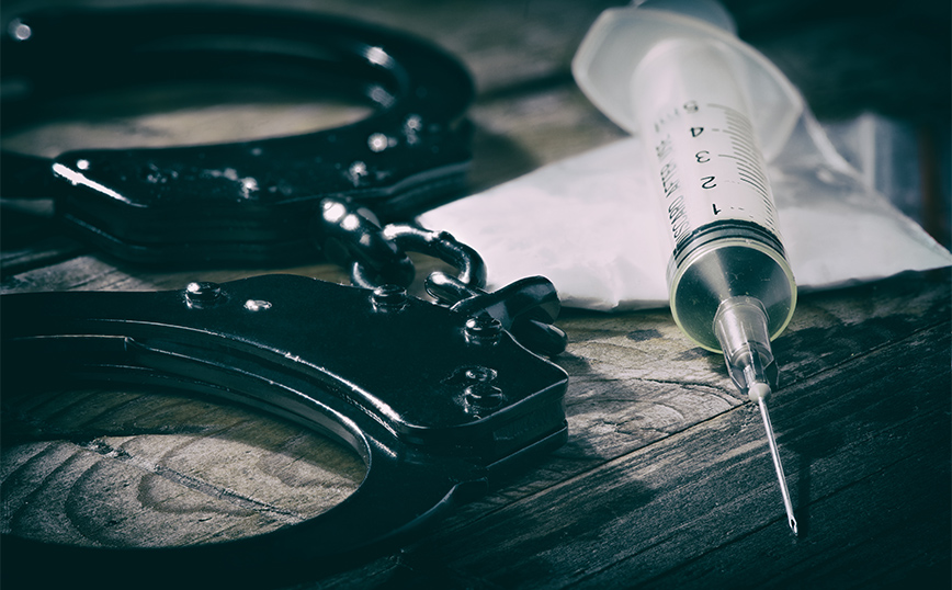 Χειροπέδες και σύριγγα Χειροπέδες και σύριγγα