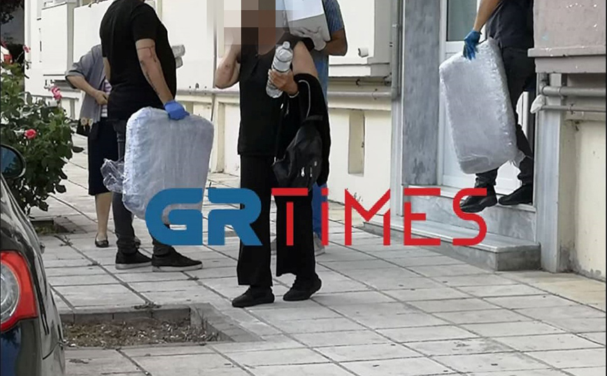 Θεσσαλονίκη: Μεγάλες ποσότητες ναρκωτικών στο σπίτι του άνδρα που πυροβολούσε σε κατάσταση αμόκ μπροστά στα παιδιά του