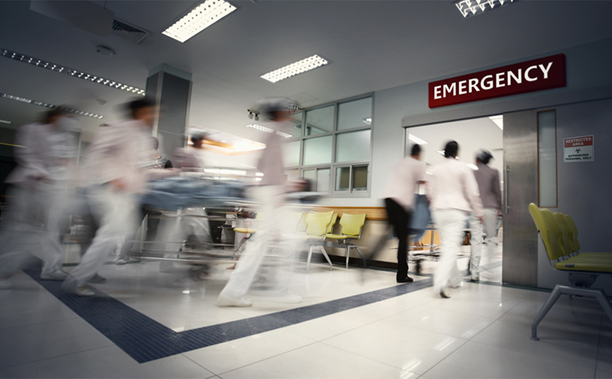 Βρετανία: Σκηνές χάους στα νοσοκομεία &#8211; Ασθενείς περιμένουν έως και 13 ώρες για να δουν γιατρό