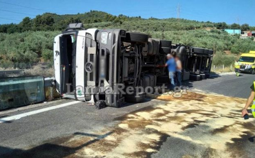 Φθιώτιδα: Νταλίκα τούμπαρε στη μέση του δρόμου