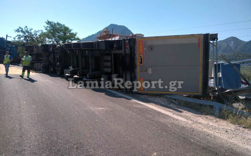 Τούμπαρε νταλίκα στον Άγιο Κωνσταντίνο Τούμπαρε νταλίκα στον Άγιο Κωνσταντίνο