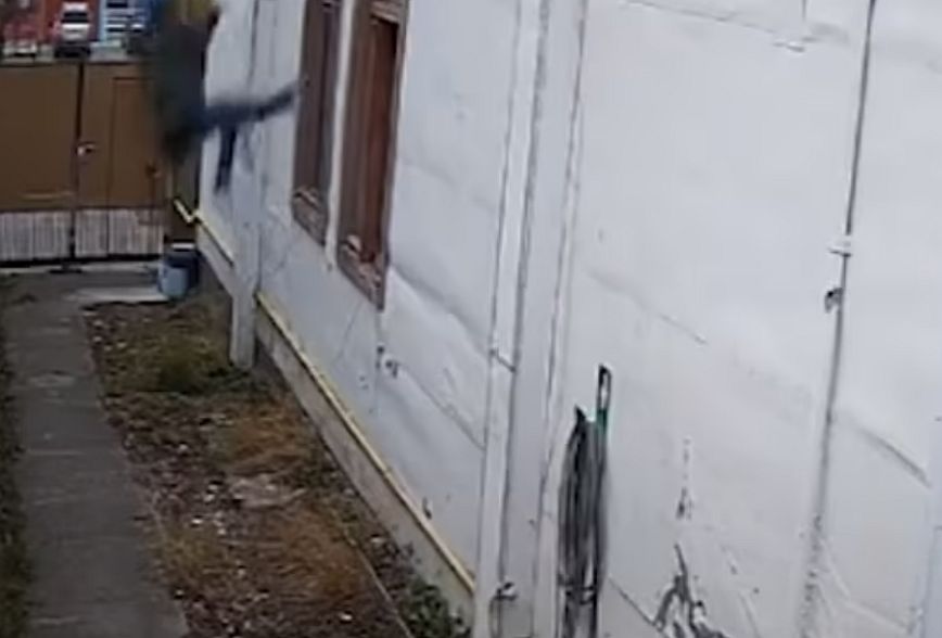 Πελάτης οίκου ανοχής στη Χιλή πήδηξε από τον δεύτερο όροφο για να μην πληρώσει 500 δολάρια – Δείτε βίντεο
