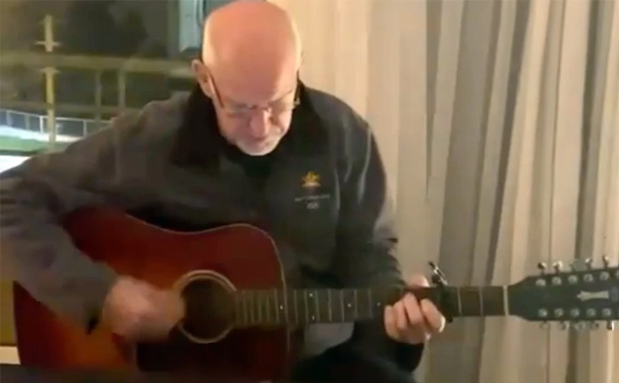 Ο Γιώργος Παπανδρέου παίζει στην κιθάρα το «Καλημέρα Ήλιε» στη μητέρα του, Μαργαρίτα