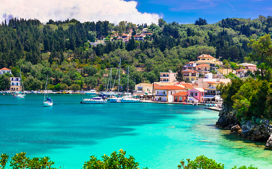 Η γραφική Λάκκα στους Παξούς