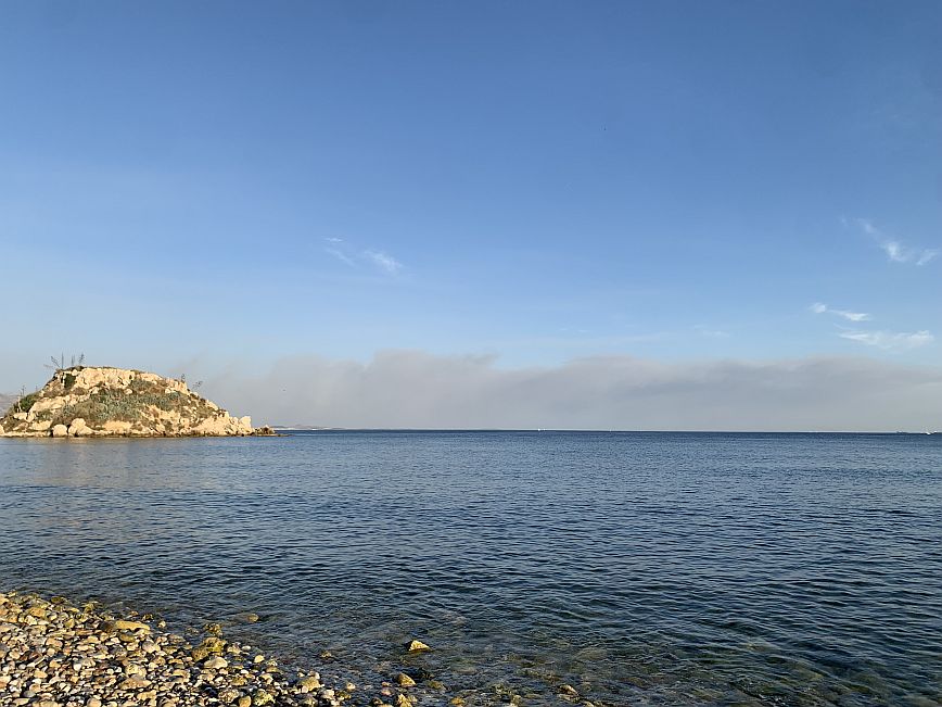 Φωτιά στην Βούλα: Οι καπνοί της πυρκαγιάς φαίνονται μέχρι τον Πειραιά &#8211; Δείτε φωτογραφίες