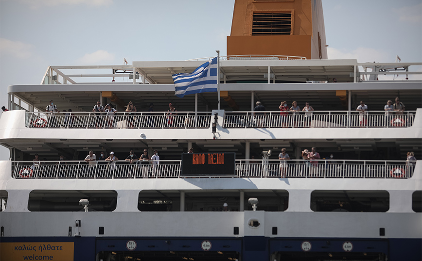 Υποχρεωτική η μάσκα σε ταξί, φαρμακεία και εσωτερικούς χώρους των πλοίων